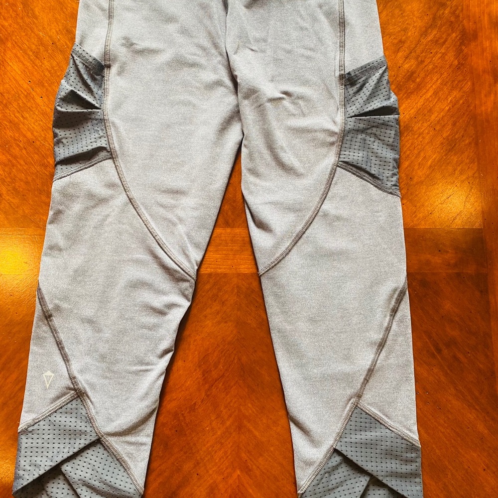 Ivivva by Lululemon Girl’s size 14 Capri Tights - Picture 3 of 12
